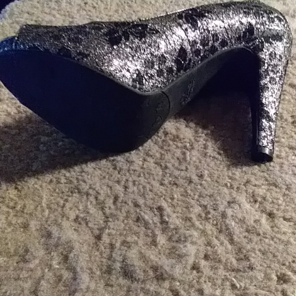 Princess Vera Wang high heels - Picture 5 of 7